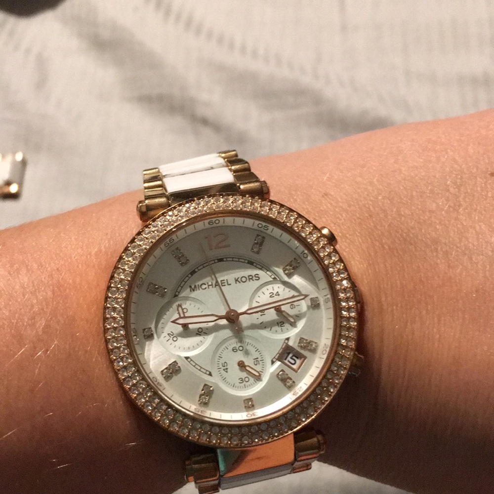 Michael Kors Rose Gold Watch - Picture 4 of 7